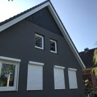 Fassadenanstrich mit einzA Mineralit Sol-Fassadenfarbe für höchste Farbtonstabilität sowie Wetterschutz mit einzA Holz-Color in weiß